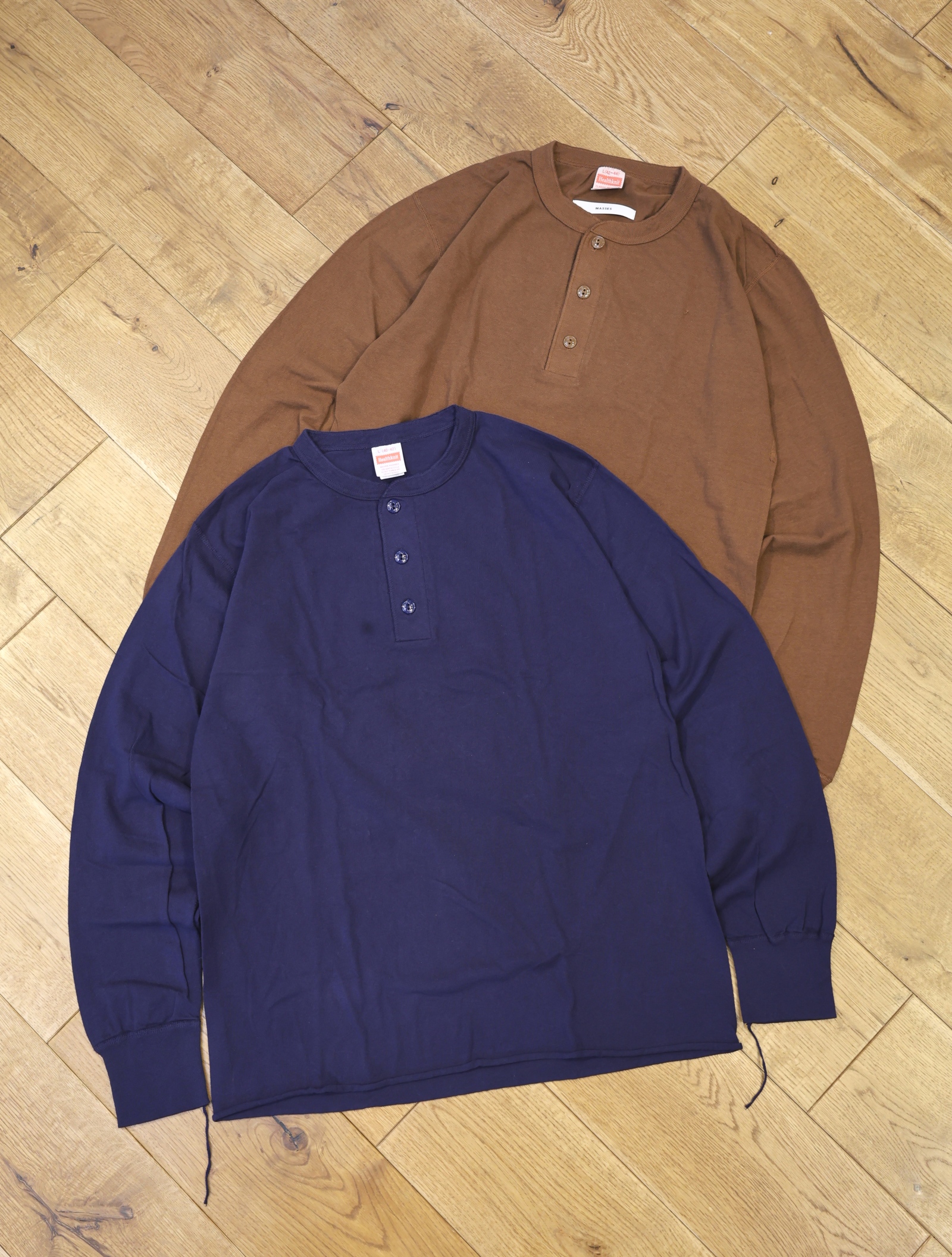 MASSES × HEALTHKNIT　「HEALTHKNIT HENRY LONG〈NAVY×BROWN〉」　2枚組 ロングスリーブヘンリーネックティーシャツ