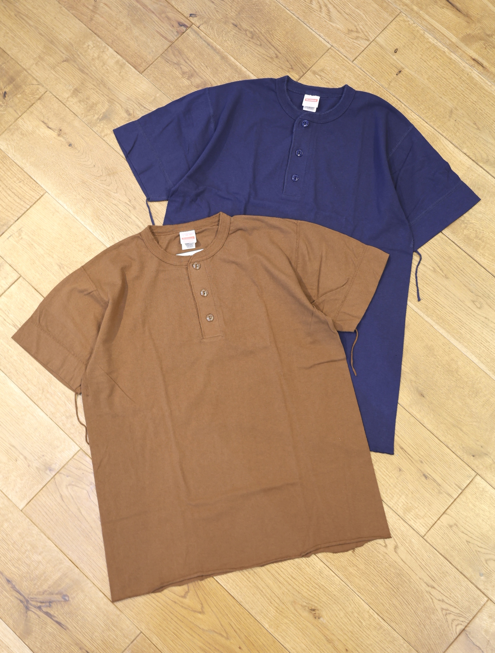 MASSES × HEALTHKNIT　「HEALTHKNIT HENRY SHORT〈NAVY×BROWN〉」　　2枚組 ヘンリーネックティーシャツ
