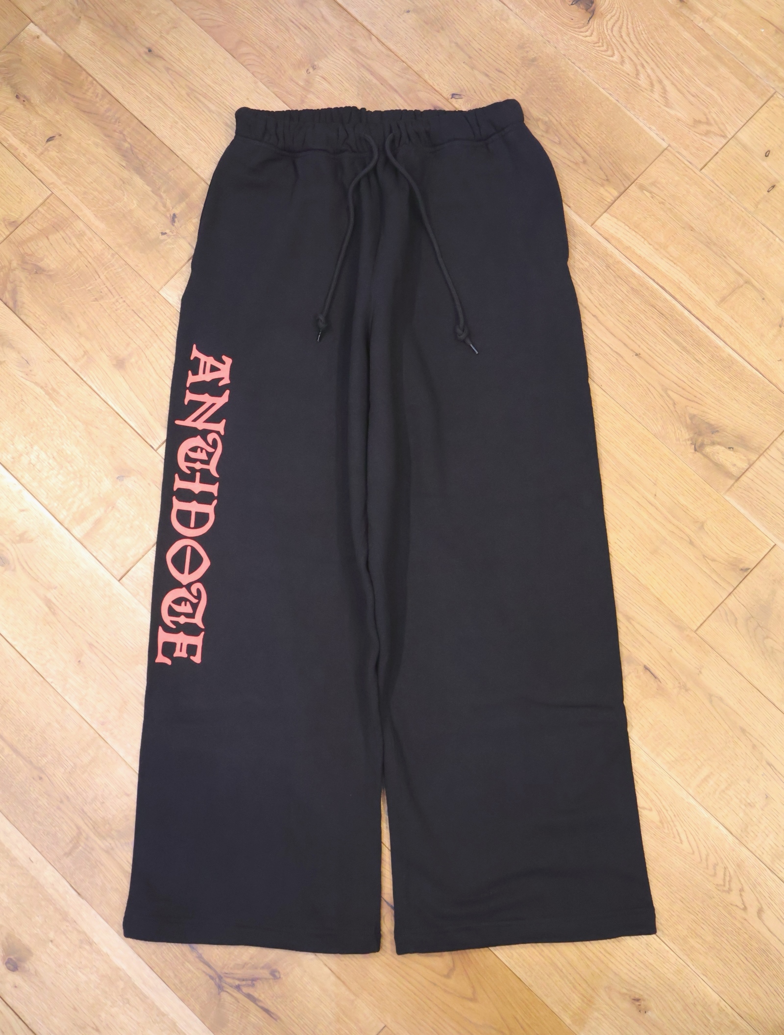 ANTIDOTE BUYERS CLUB　「Over Sized Logo Sweat Pants」　オーバーサイズ スウェットパンツ