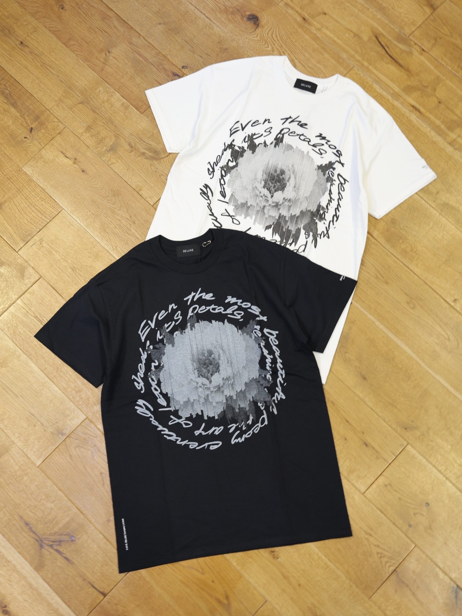 DELUXE x Kosuke Kawamura 　「DELUXE x Kosuke Kawamura Flower TEE」　プリントティーシャツ
