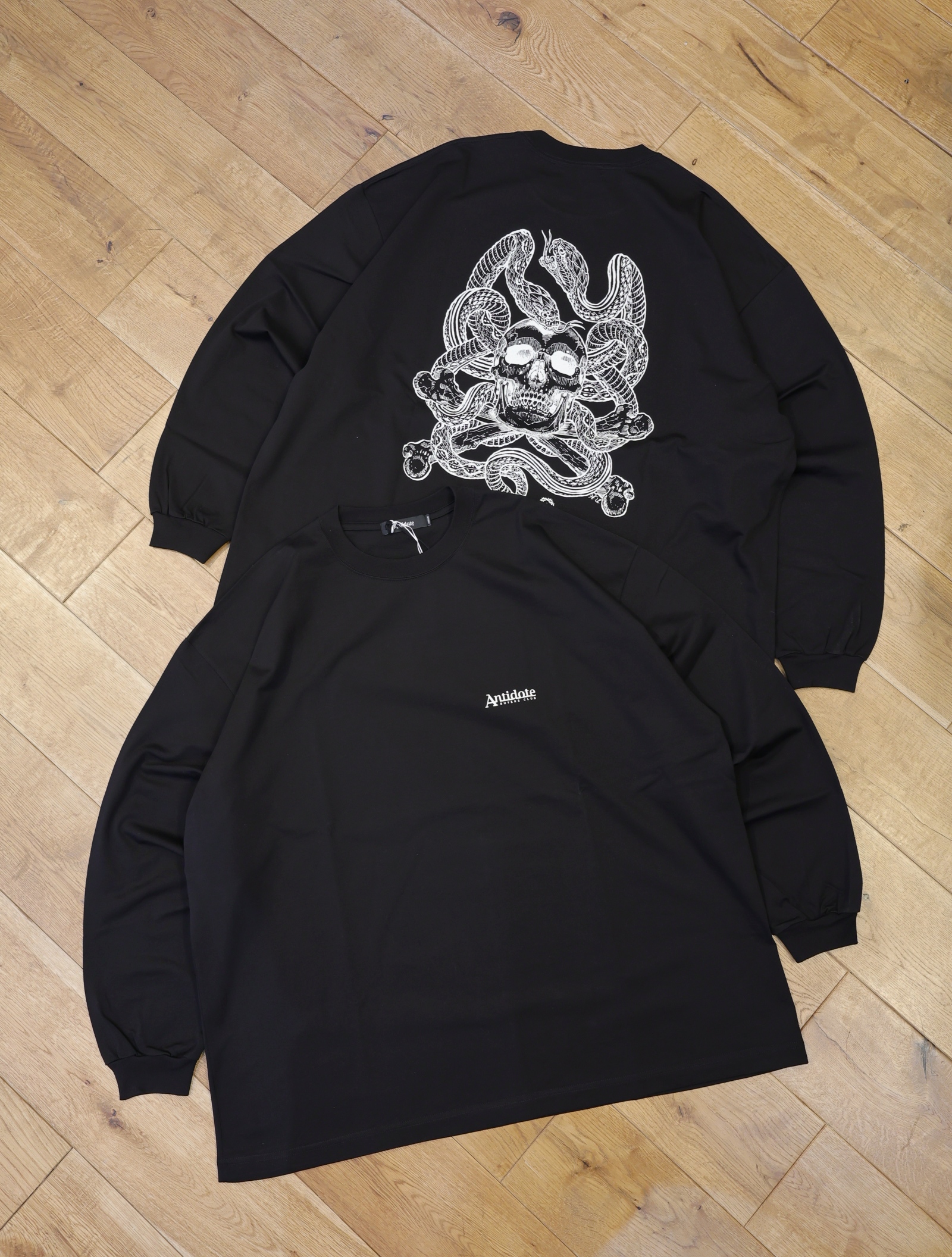 ANTIDOTE BUYERS CLUB　　「ASIC Oversized L/S Tee (Skull N' Snake)」　　オーバーサイズ ロングスリーブティーシャツ