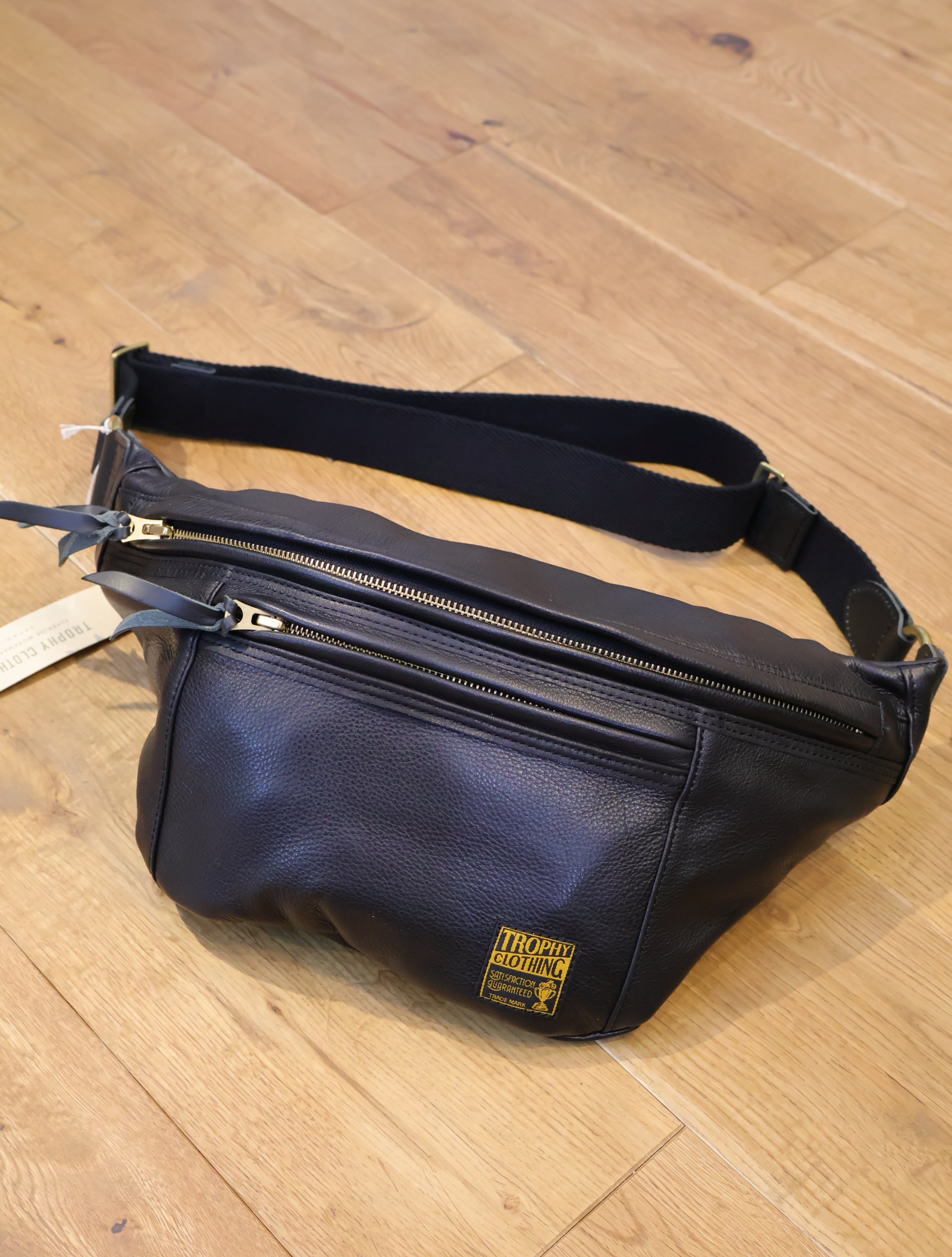 TROPHY CLOTHING 　「Day Trip Steerhide Bag」 　ショルダーバッグ