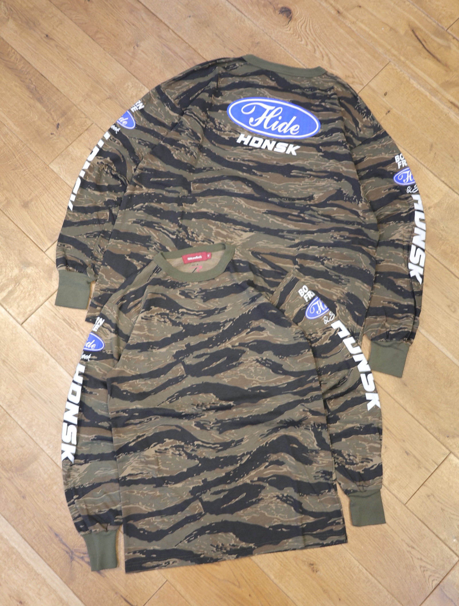 Hide and Seek　「HDNSK L/S Tee（TIGER CAMO）」　プリントロングスリーブティーシャツ