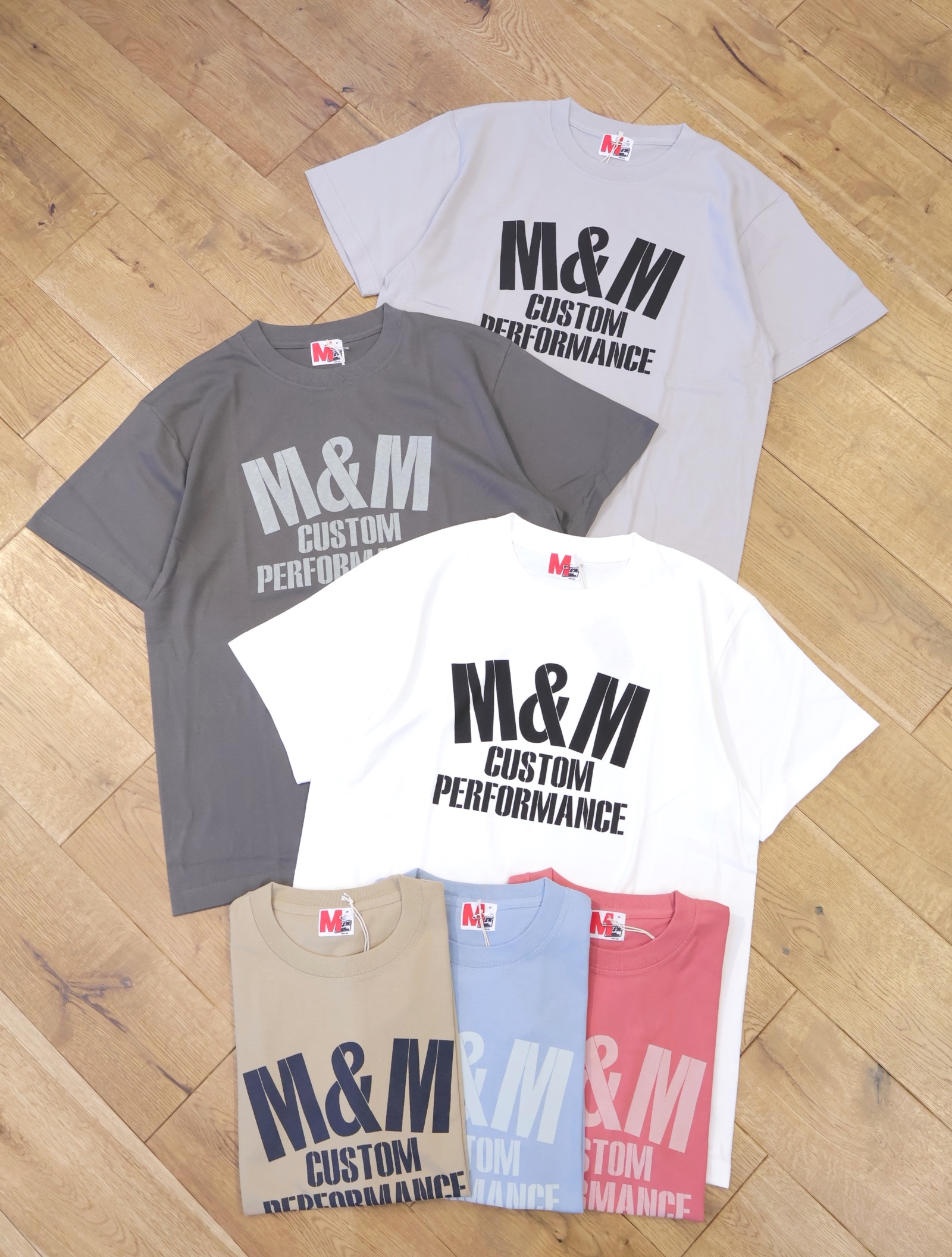 【 6月20日発売！】M&M CUSTOM PERFORMANCE  　「Stencil Logo Tee」　プリントティーシャツ