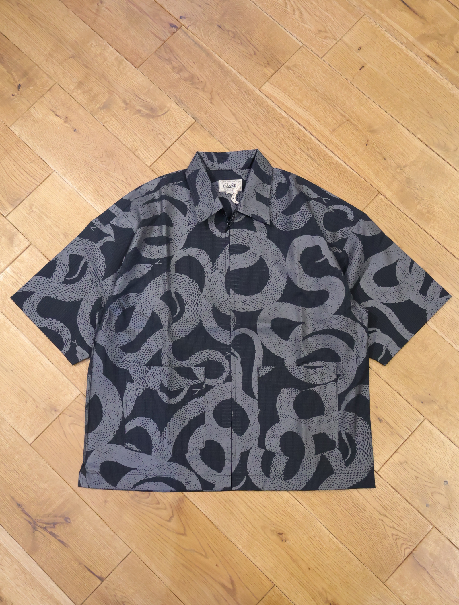 CALEE 　　「DOTAIR®︎ SNAKE PATTERN ZIP SH <REFLECTOR>」    ジップアップシャツ