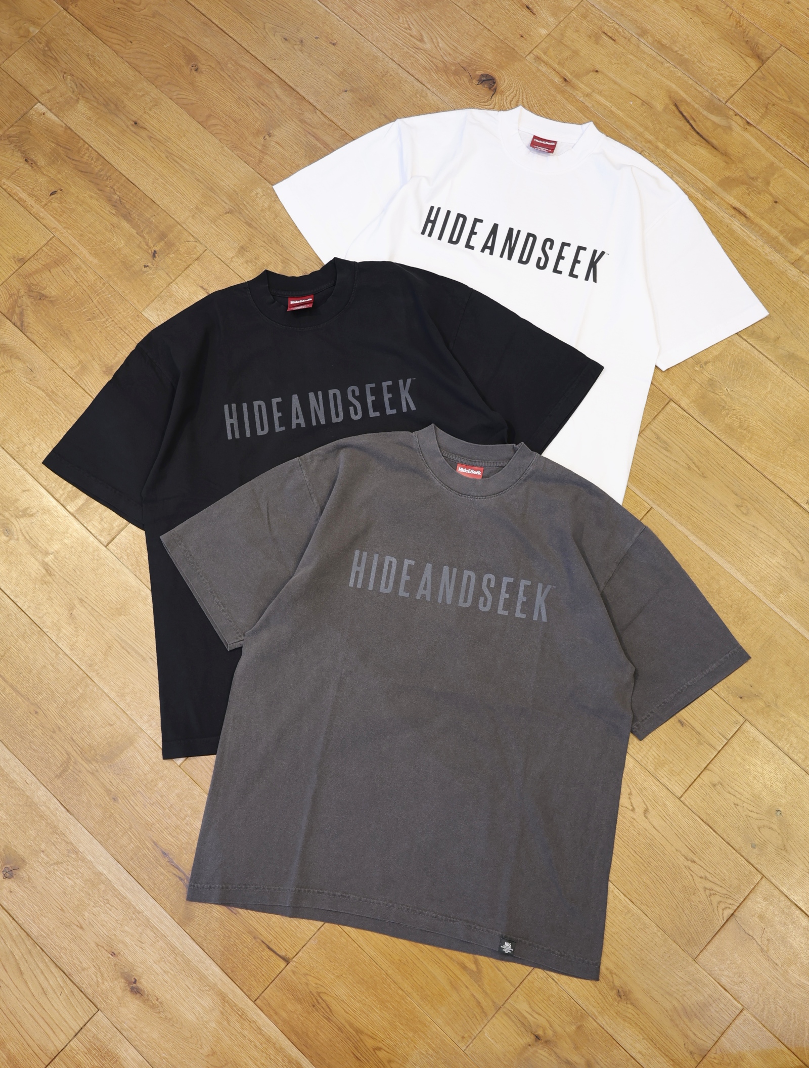 Hide and Seek　「Logo S/S Tee(26ss)」　ルーズフィット プリントティーシャツ