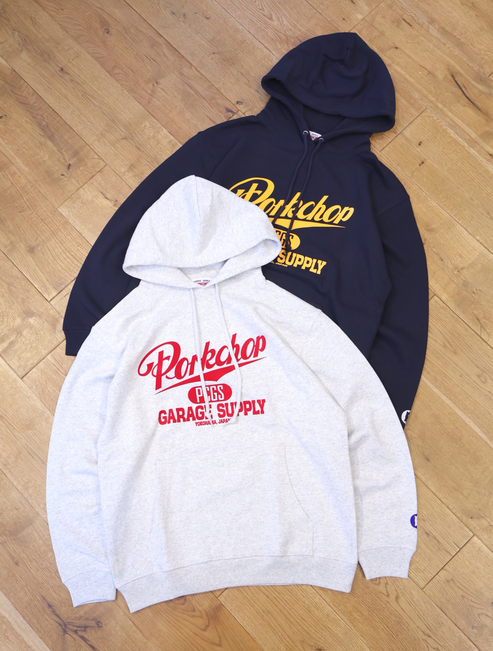 【9月21日 発売！】PORKCHOP GARAGE SUPPLY　「SCRIPT COLLEGE HOODIE」  プルオーバーパーカー