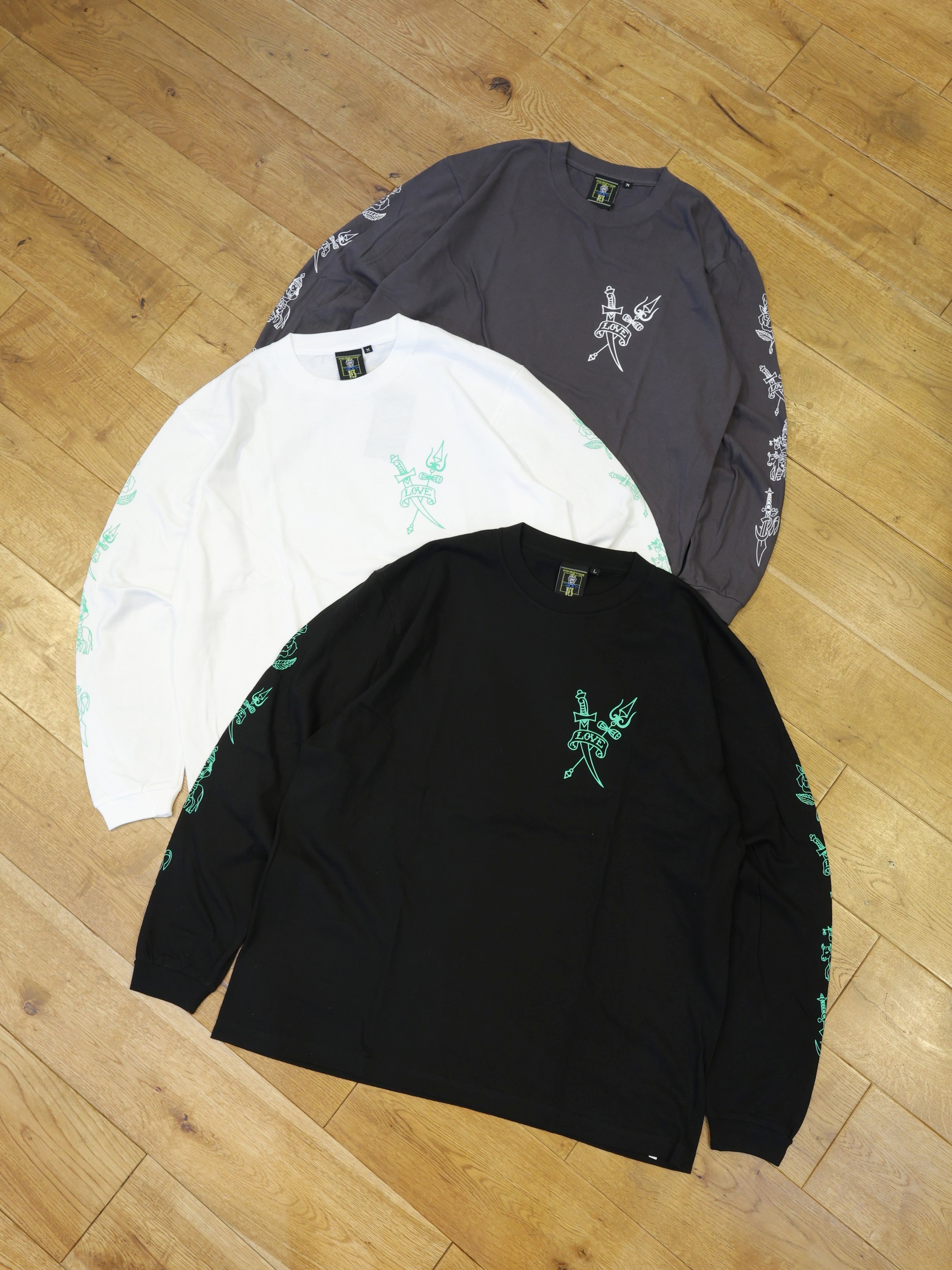FOREVER YES 　「Flash L/S TEE by Megu」　プリント ロングスリーブティーシャツ