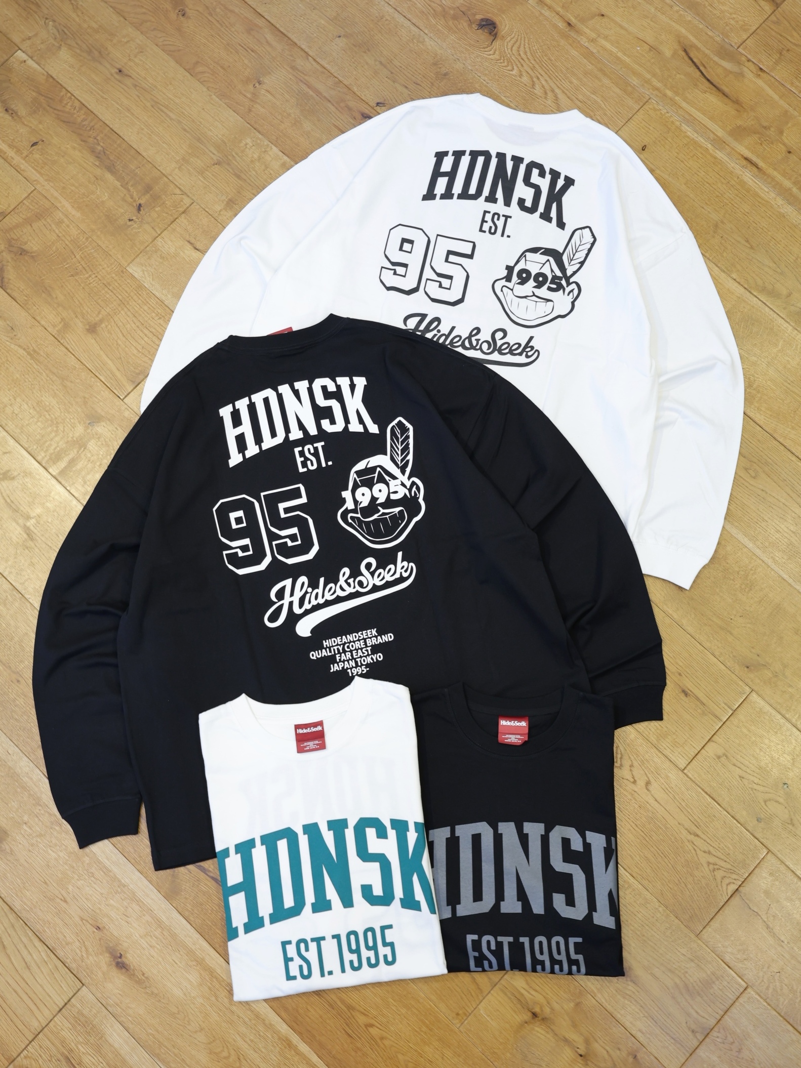 Hide and Seek　「College L/S Tee（26aw）」　ルーズフィット プリントロングスリーブティーシャツ