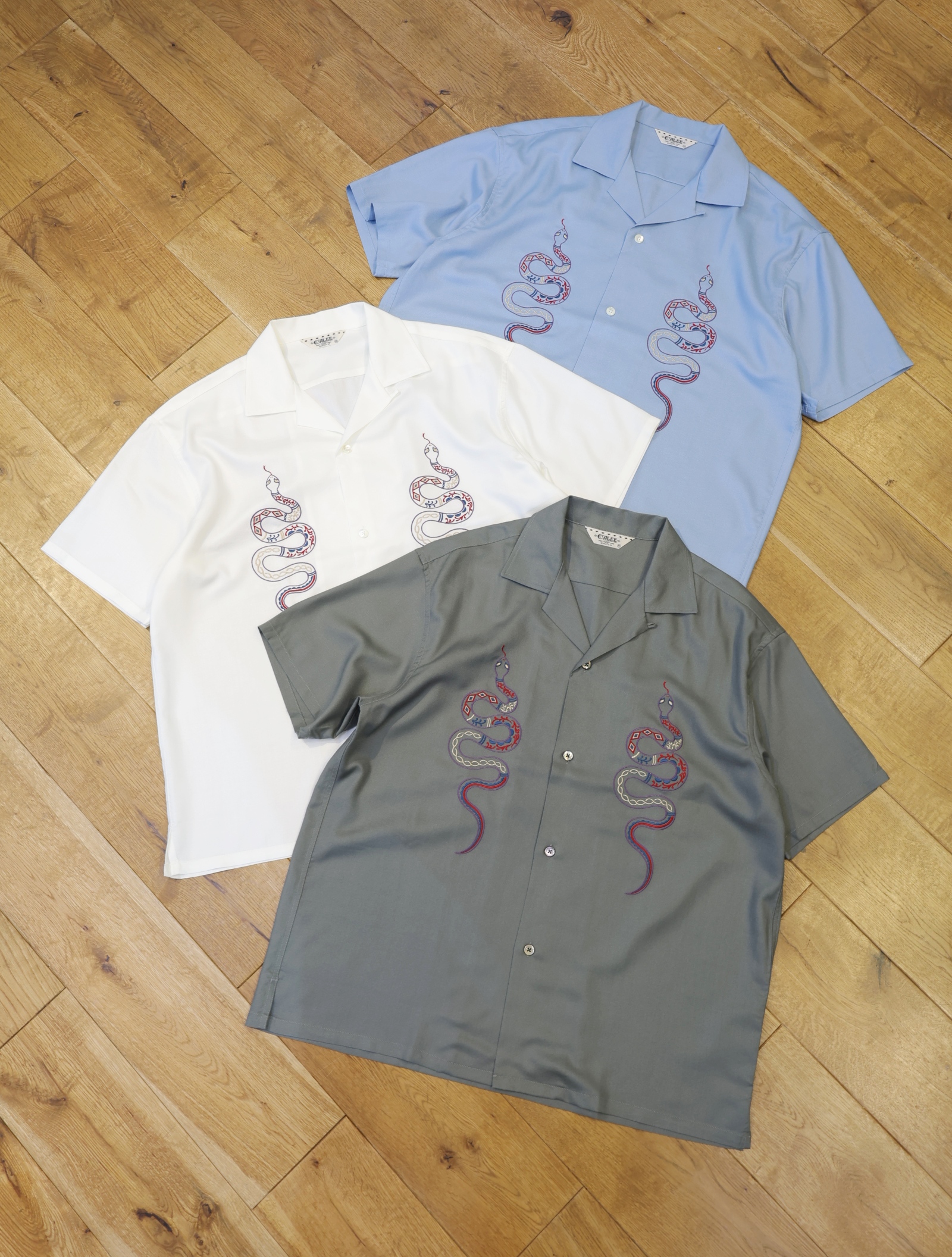 CALEE 　「EMBROIDERY SNAKE S/S SH ＜MIHO MURAKAMI DESIGN＞」  オープンカラーレーヨンシャツ