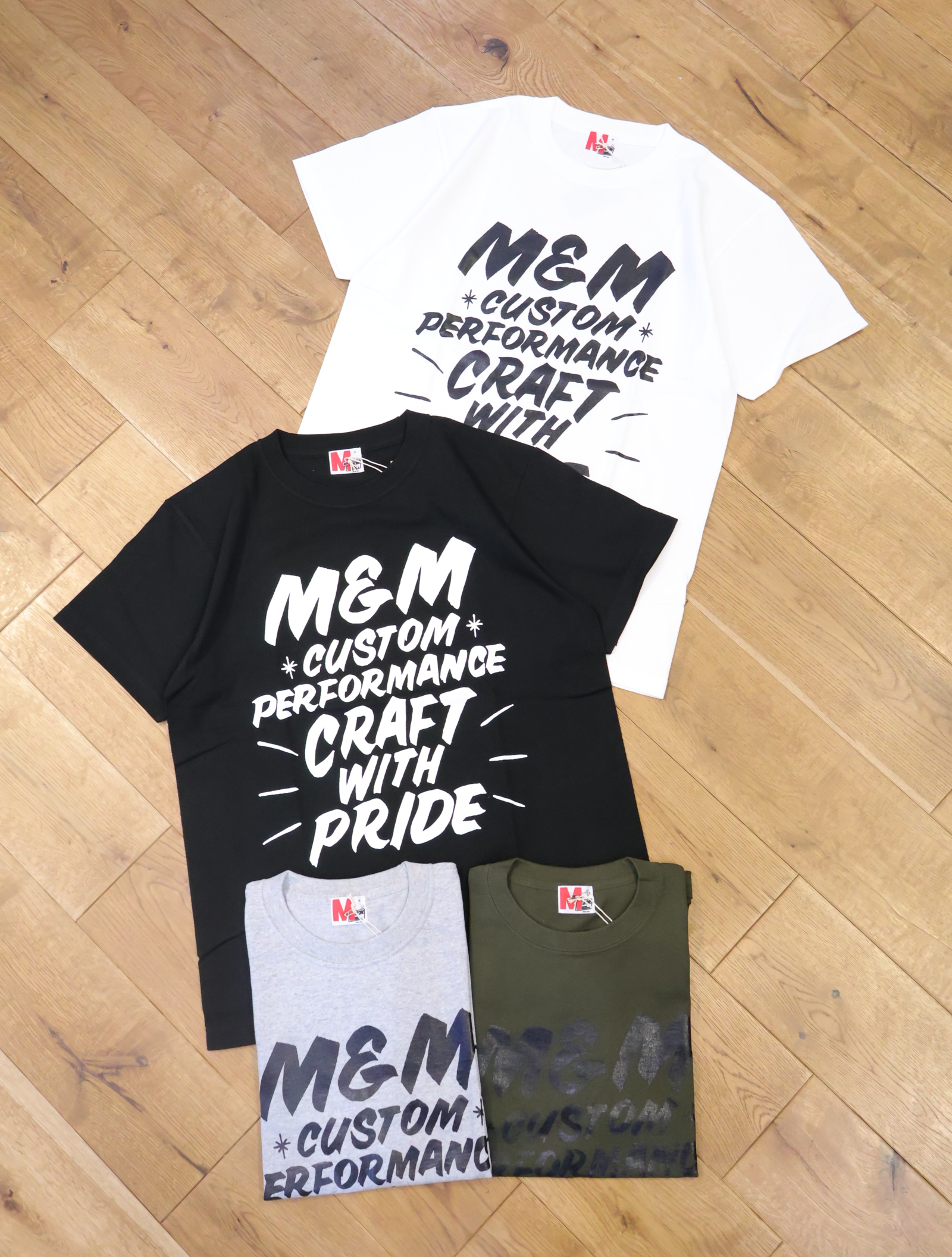 【 5月22日発売！】M&M CUSTOM PERFORMANCE  　「Brush Sign Tee」　プリントティーシャツ