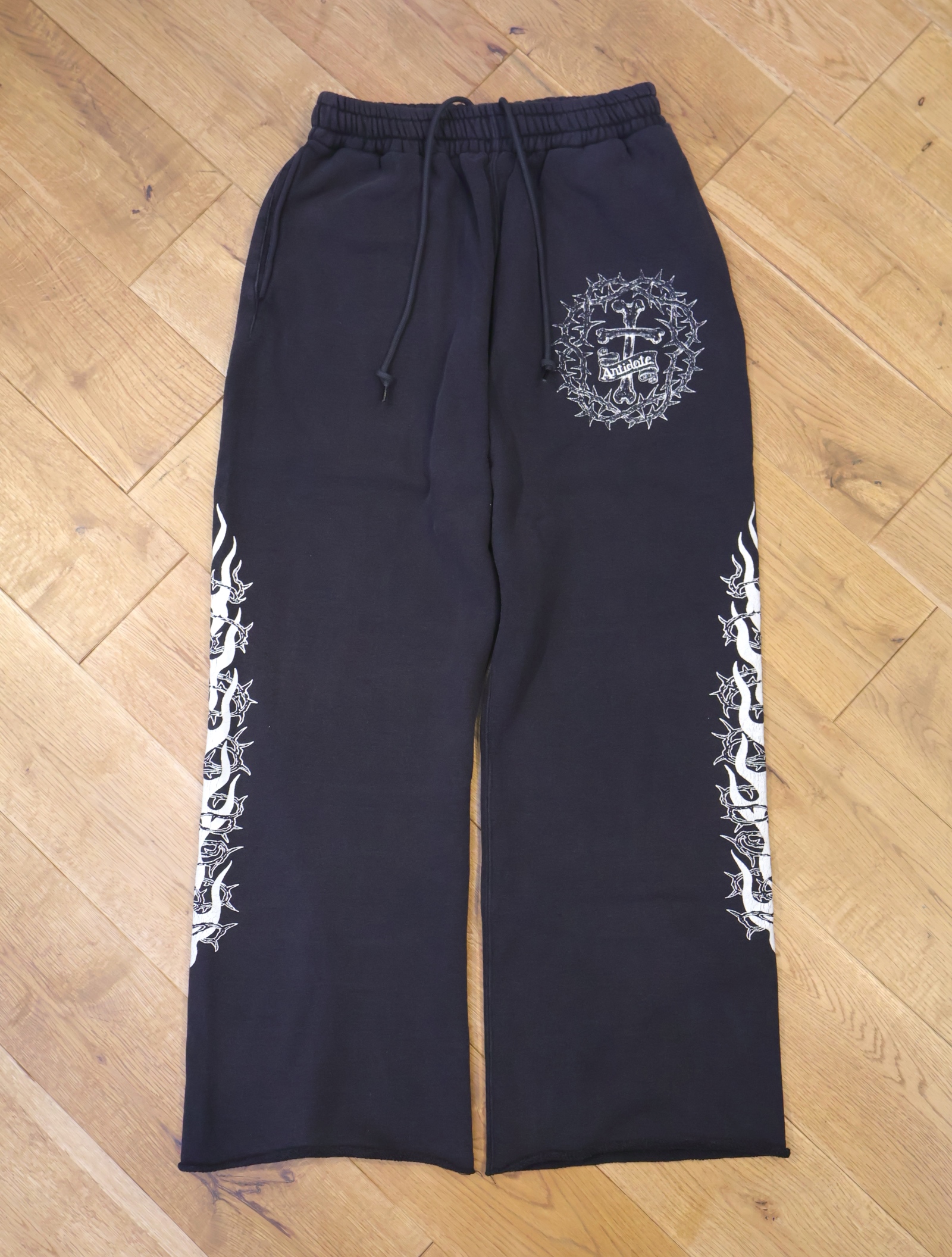 ANTIDOTE BUYERS CLUB　「Fade Wash Sweat Pants (Thorn & Flames)」　フェードウォッシュ スウェットパンツ