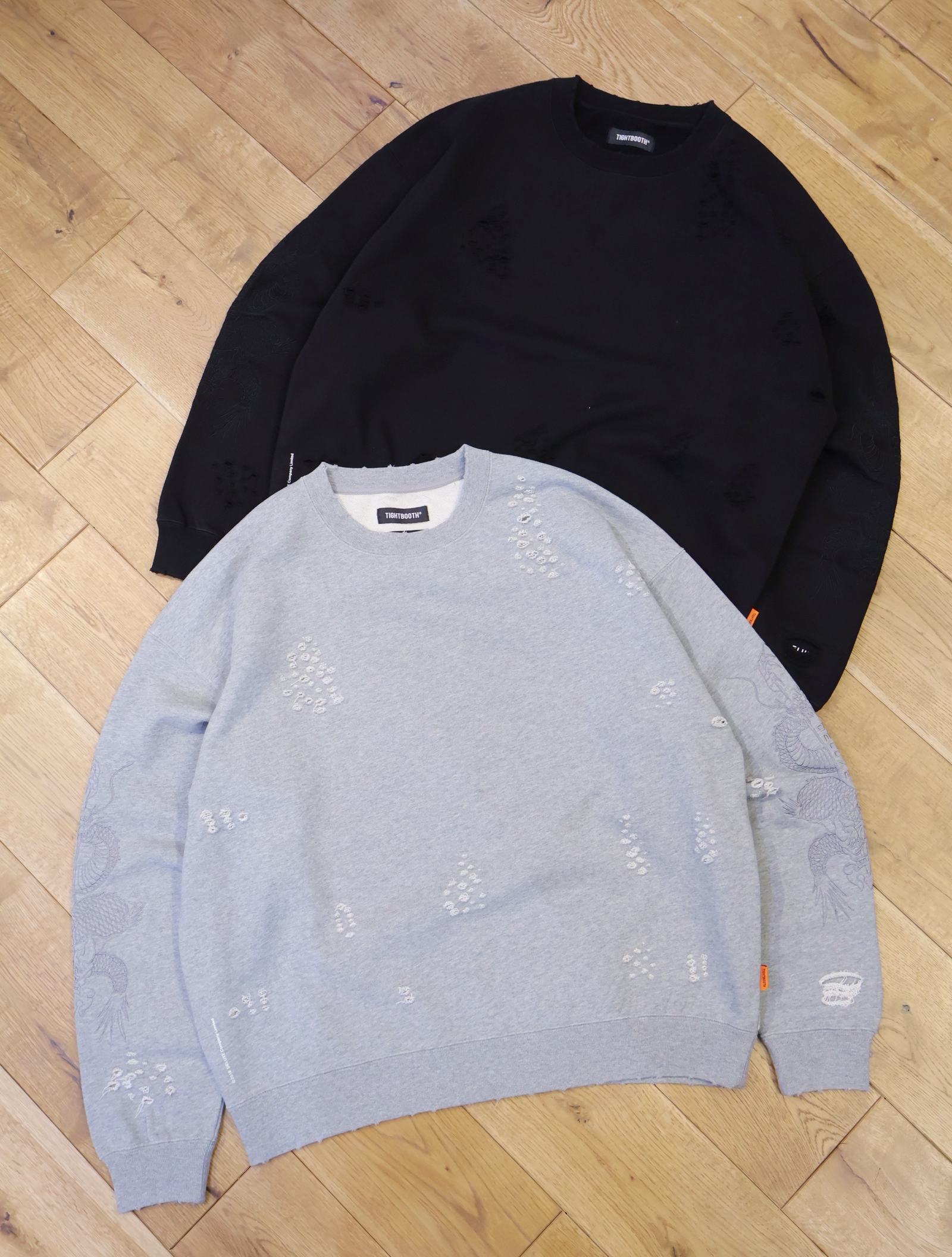DELUXE x TIGHTBOOTH 　「DELUXE x TIGHTBOOTH DAMAGE CREW SWEAT」　ダメージ加工 クルーネックスウェット