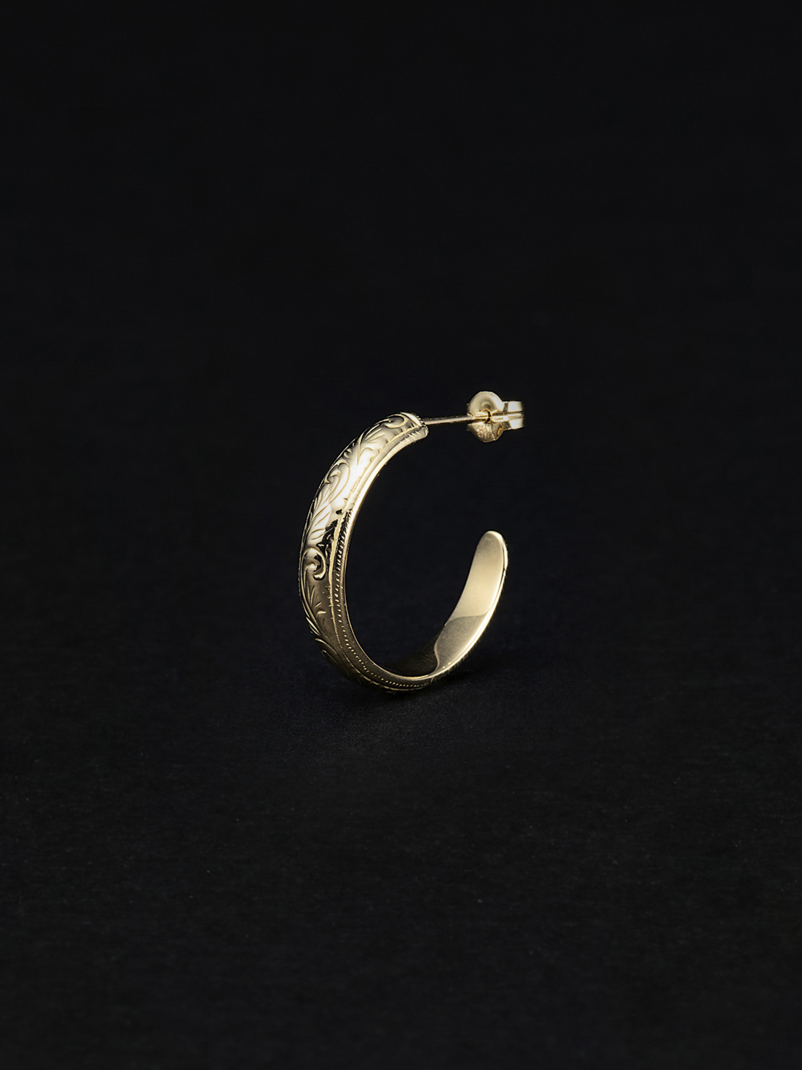 ANTIDOTE BUYERS CLUB　　「Engraved Hoop Earring (Single)」　　18K 製 ピアス