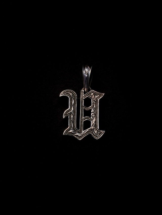 美品 ANTIDOTE BUYERS CLUB silver950 415P▲ ANTIDOTE BUYERS CLUB 「Engraved Initial Pendant」 SILVER950