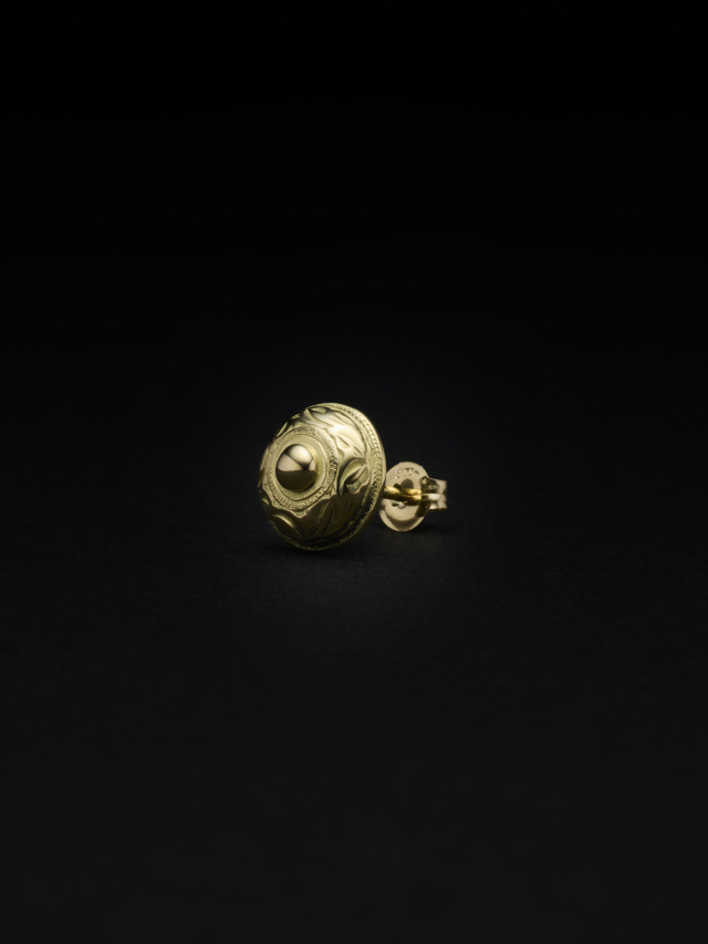 ANTIDOTE BUYERS CLUB　　「Engraved Rivet Earring」　　K18製 ピアス