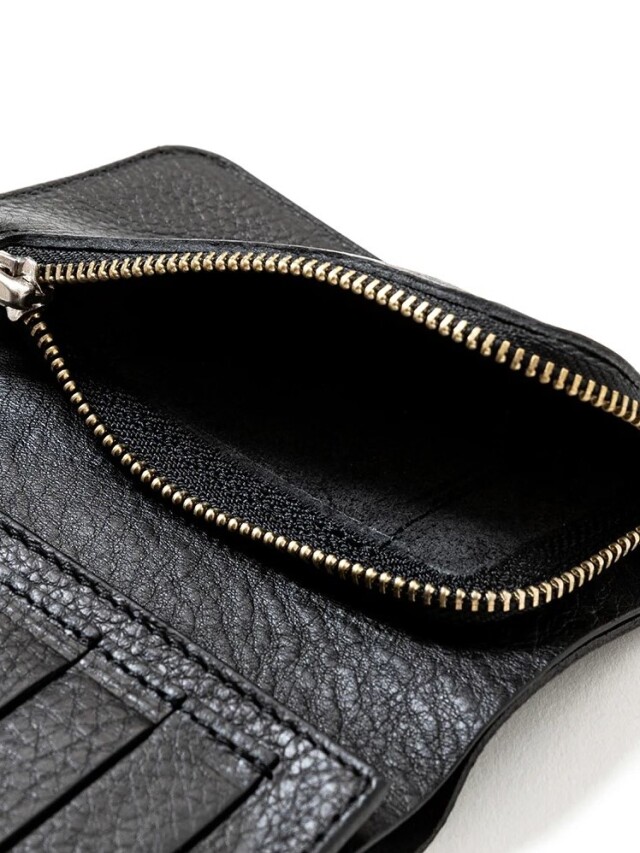 CALEE 「PLANE LEATHER FLAP HALF WALLET ＜STUDS CHARM＞」 レザー