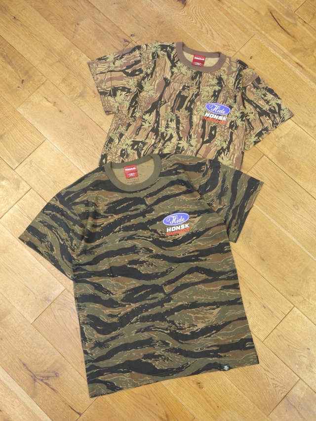 Hide and Seek　「HDNSK S/S Tee（CAMO）」　プリントティーシャツ