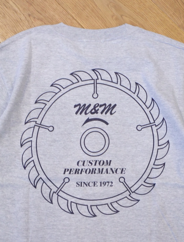 トップス m&m custom performance tee M&M CUSTOM PERFORMANCE 「 PRINT S/S T-SHIRT 」 プリント