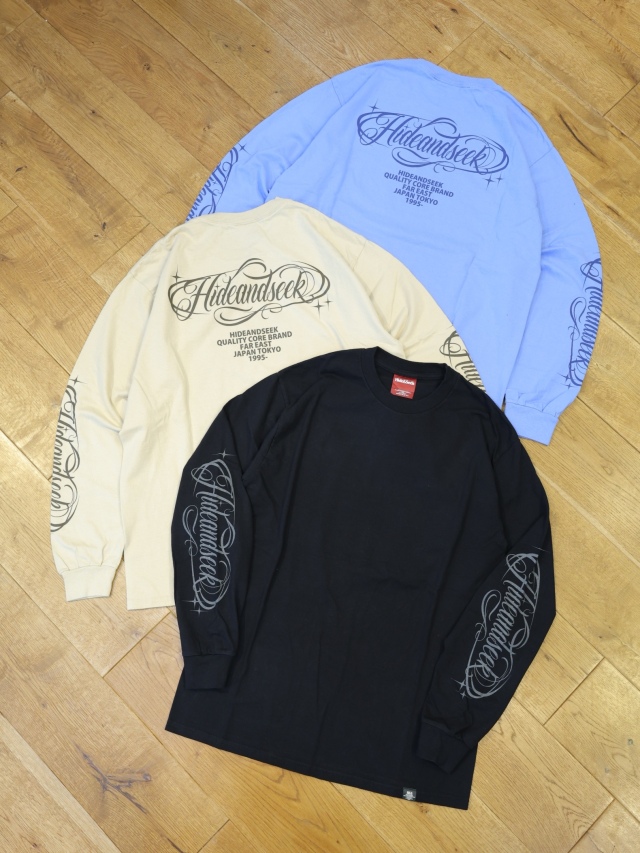 Hide and Seek　「Calligraphy L/S Tee」　プリントロングスリーブティーシャツ