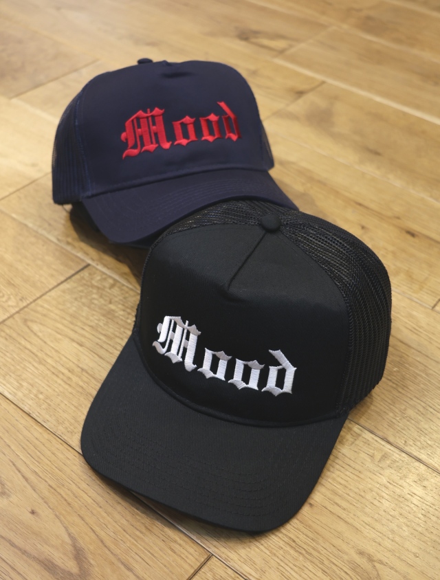 DELUXE　「MOOD」　5パネル メッシュトラッカーキャップ