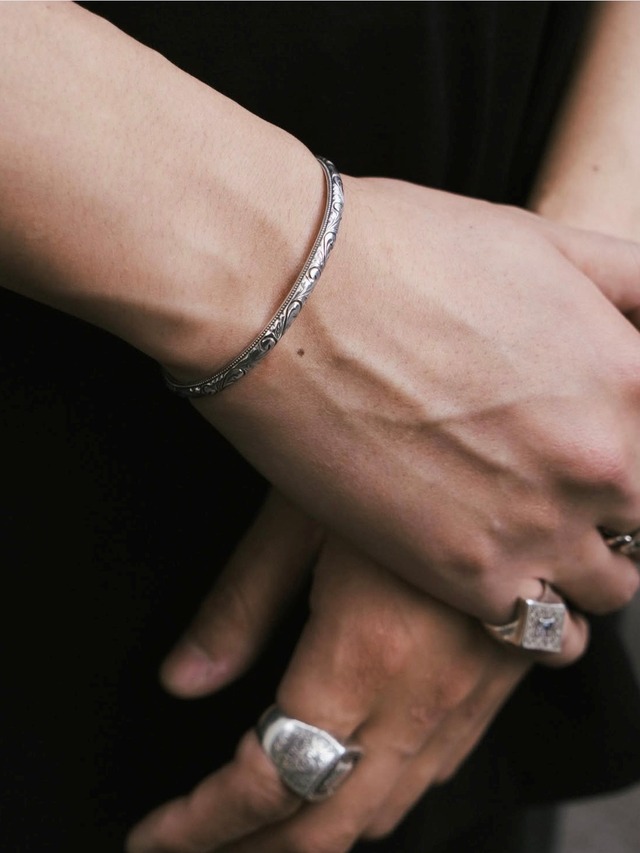 ANTIDOTE BUYERS CLUB 「Engraved Narrow Bangle」 SILVER950製 バングル
