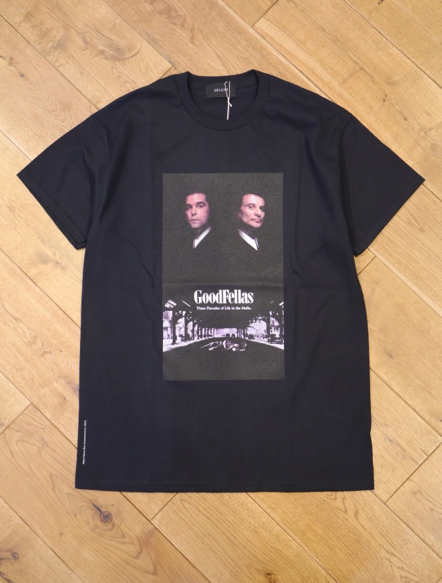 DELUXE × GOOD FELLAS 　「DELUXE × GOOD FELLAS LOGO TEE」　プリントティーシャツ