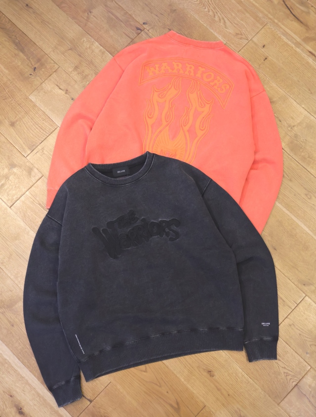 DELUXE x THE Warriors 　「DELUXE x THE Warriors Embroidery CREW」　ピグメントダイ クルーネックスウェット