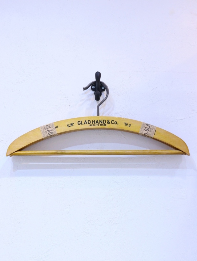 GLAD HAND　　 「ADVERTISING WOODEN HANGER」　木製ハンガー