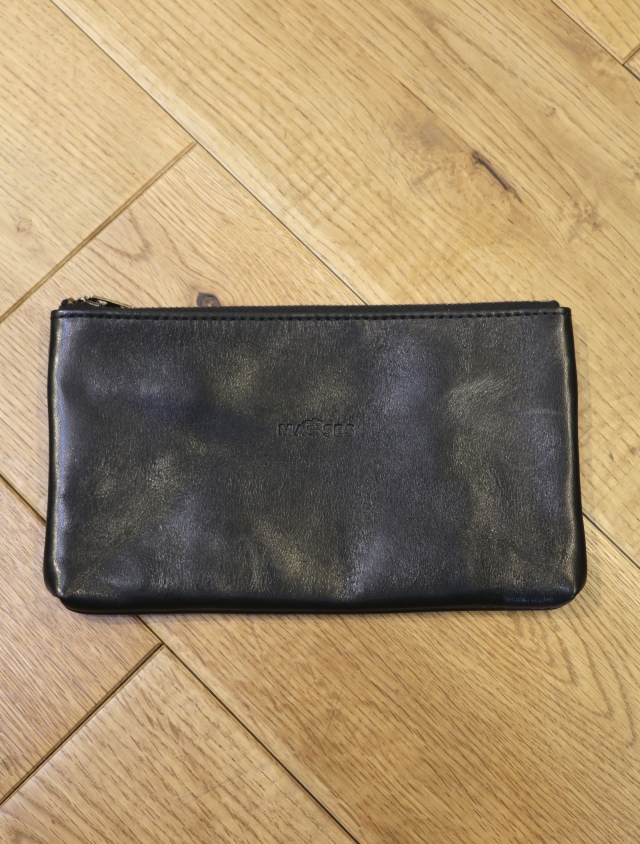 MASSES　「LEATHER CASE M」　　レザーポーチ〈MEDIUM〉