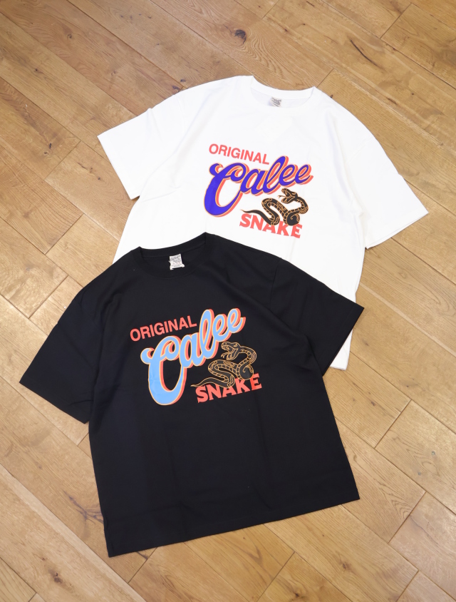 CALEE　　「SNAKE LOGO DROP S/S TEE」　　ドロップショルダープリントティーシャツ