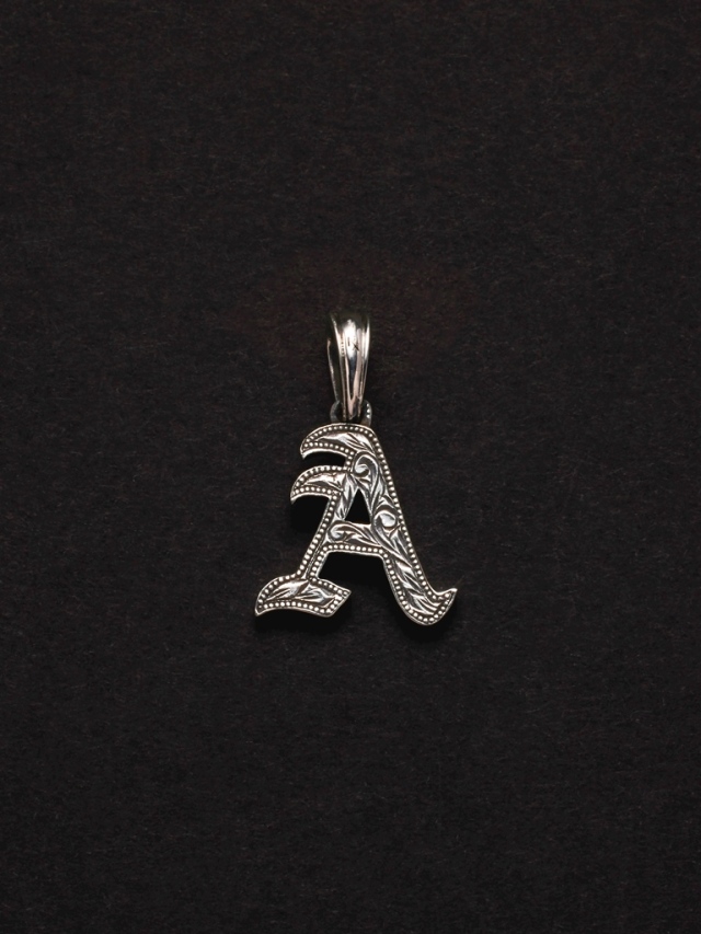 ANTIDOTE BUYERS CLUB　　「Engraved Initial Pendant」　　SILVER950製 ペンダントトップ