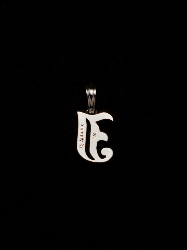 ANTIDOTE BUYERS CLUB 「Engraved Initial Pendant」 SILVER950製 