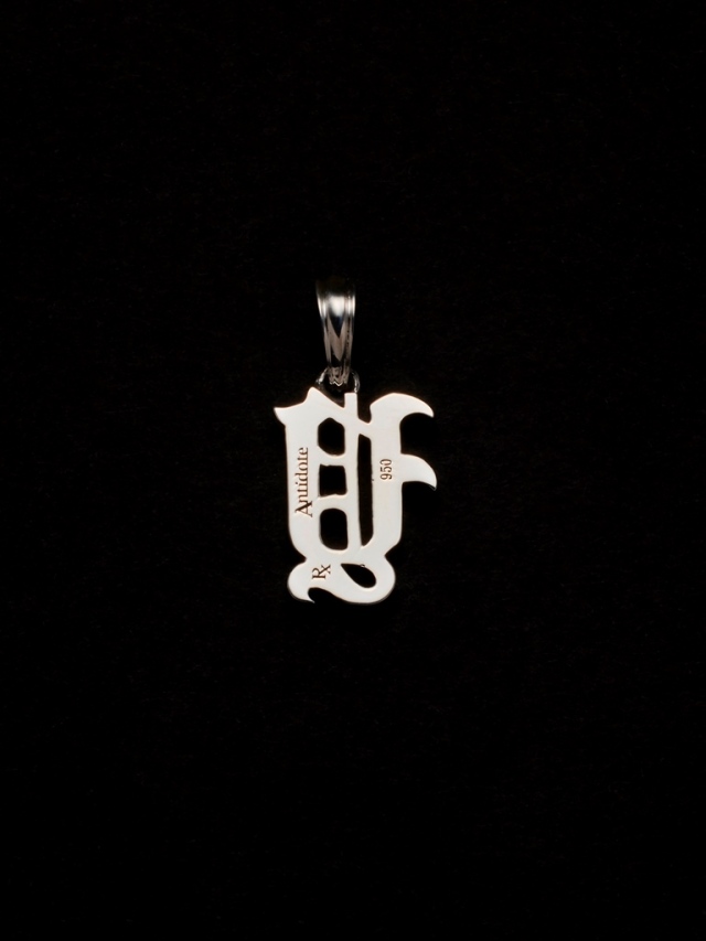 ANTIDOTE BUYERS CLUB 「Engraved Initial Pendant」 SILVER950製 