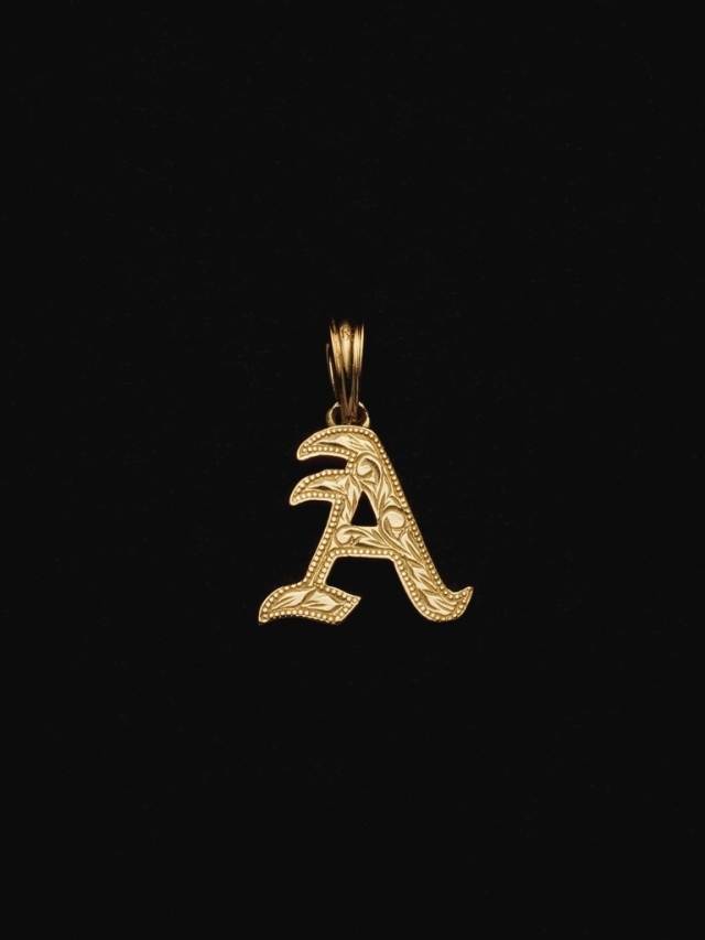 ANTIDOTE BUYERS CLUB　　「Engraved Initial Pendant」　　K18 製 ペンダントトップ