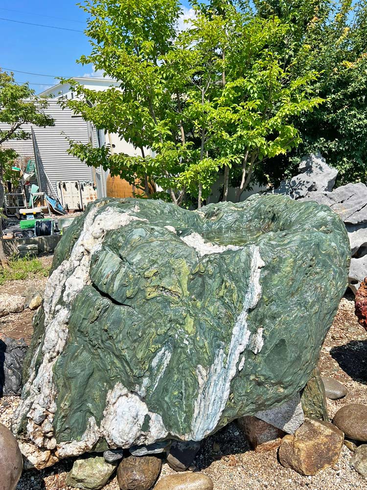 四国 青石 つくばい 庭石 蹲 景石 溜まり石 【商品番号：m-kur0724-240】 