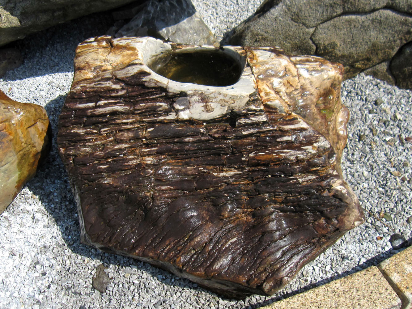 蹲(つくばい)、手水鉢の販売は増樹。木化石（珪化木）の水鉢はおススメ  