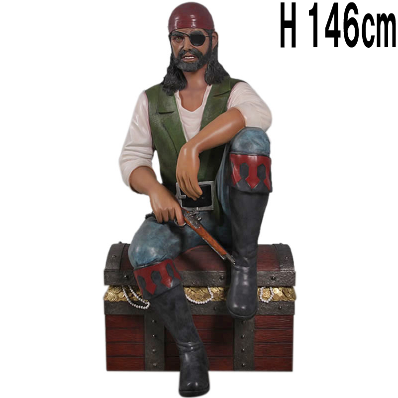 宝箱に座る海賊 Pirate Sitting on Chest  FRPアートオブジェ 【商品番号：m-fr180182】