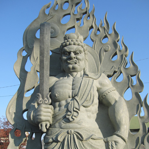 不動明王立像の仏像を石を彫刻して作り販売しています。不動明王の石仏  