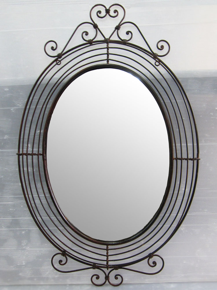 アイアンミラーはエレガントなアイアンの飾りが美しい鏡です。
