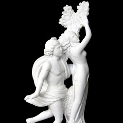 ベルニーニ作ボルゲーゼ美術館所蔵作品をモチーフに製作した天然大理石