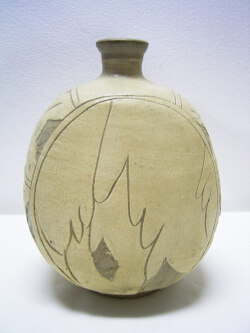 NO183 韓国陶器　粉青沙器(ふんせいさき)　花文俵壺　李朝壺　白山　作 NO183 韓国陶器 粉青沙器(ふんせいさき) 花文俵壺 李朝壺 白山
