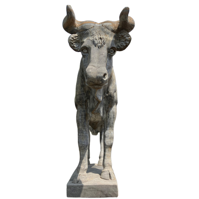 天然黒石彫刻 牛（ウシ）｜存在感と威厳を醸す逸品｜ガーデンアート増樹