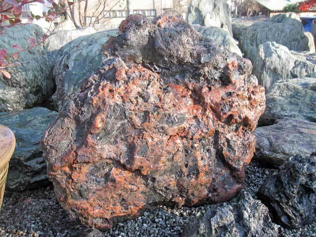 北海道 赤幸太郎石 庭石 景石｜赤み際立つ希少天然石・庭のアクセント一石