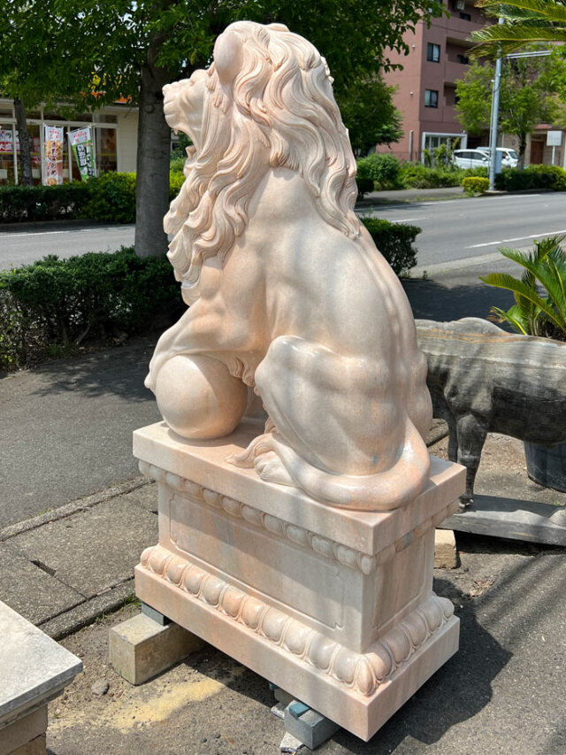 天然大理石彫刻 玉を持つライオン ペア ピンク 宝珠 球