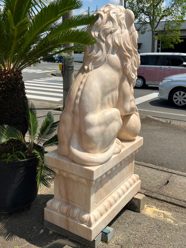 天然大理石彫刻 玉を持つライオン ペア ピンク 宝珠 球