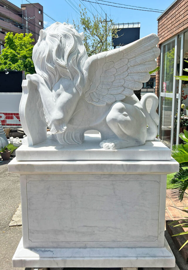 天然大理石彫刻 翼を持つライオン（有翼の獅子） ペア｜白大理石の守護