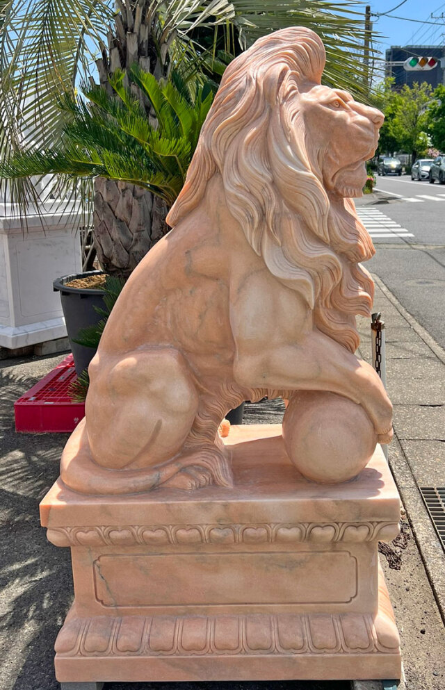 天然大理石彫刻 ピンク大理石 ライオン ペア｜迫力ある動物像・大理石