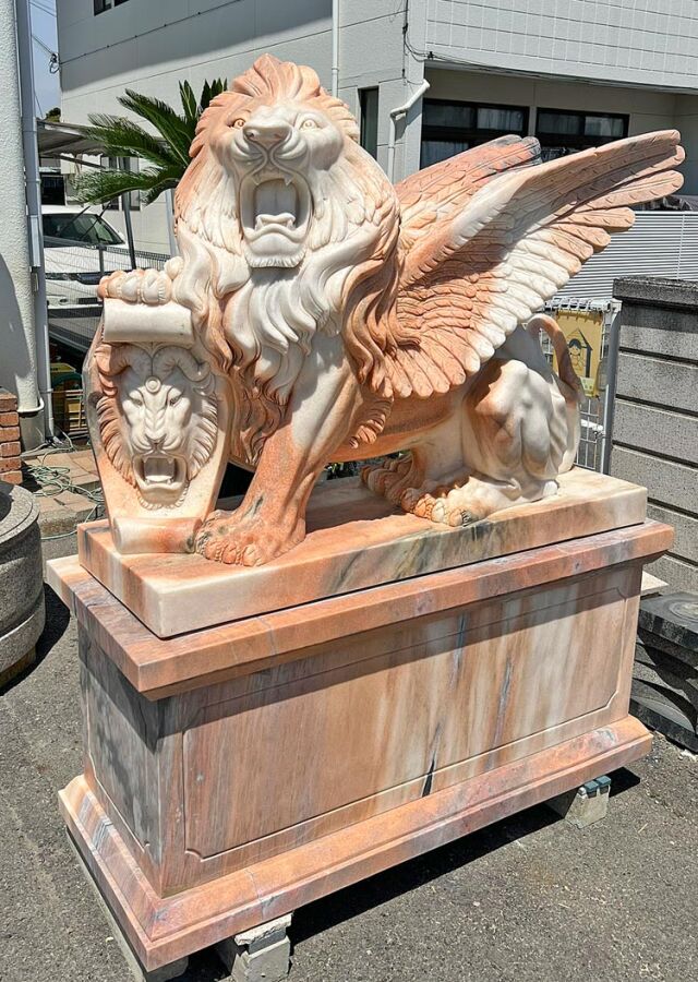 天然大理石彫刻 翼を持つライオン（有翼の獅子） ペア ピンク 【商品