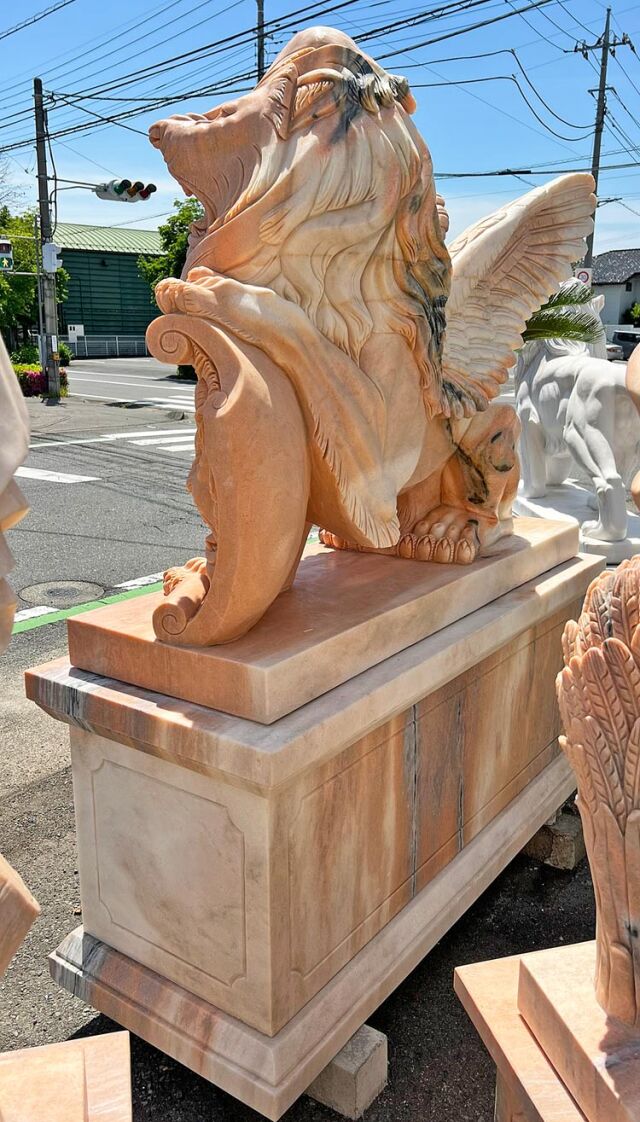 天然大理石彫刻 翼を持つライオン（有翼の獅子） ペア ピンク 【商品